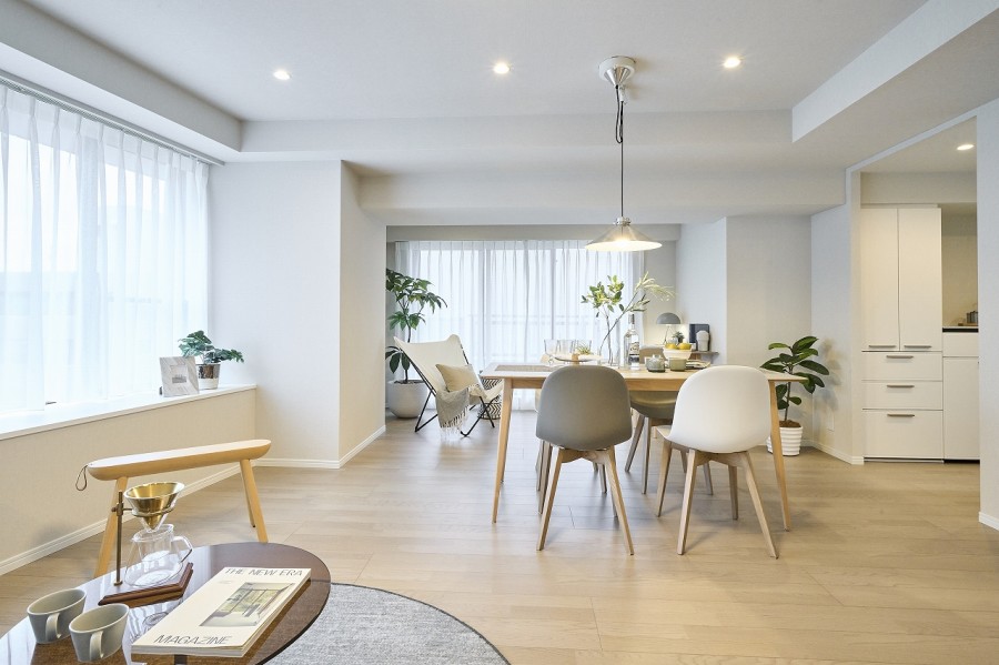 角部屋ならではの眩い光を放つ羨望のリビングで、開放感をお楽しみいただけます。リュクスな暮らしが叶うリビングは木の温もりと上質感を味わえるお部屋です。