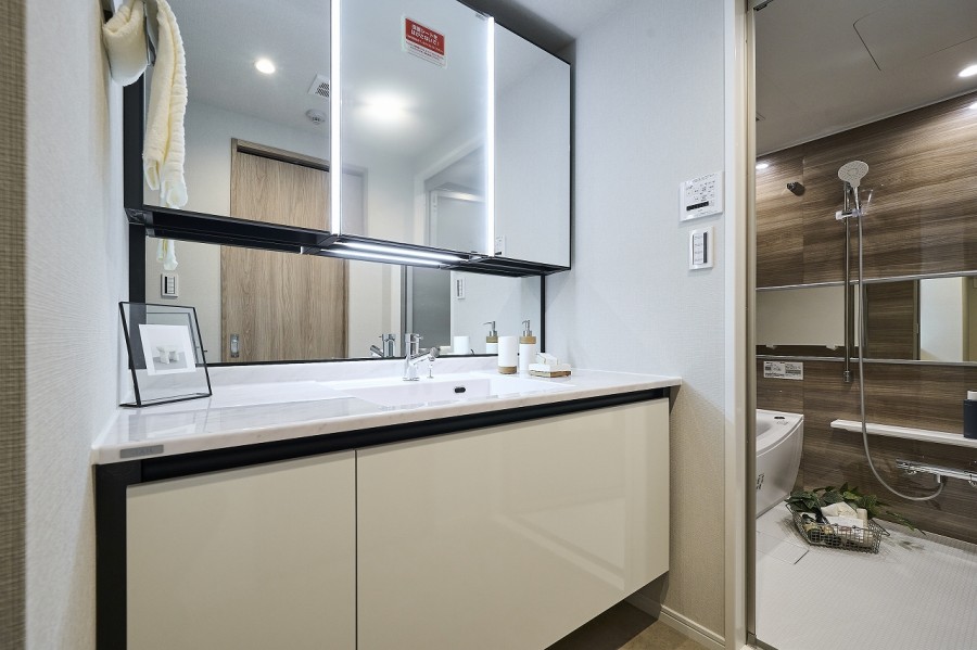 入浴後の豊かな時間を演出し、心からくつろげるプライベートスペースの洗面化粧室です。身支度の時間をも快適に彩ります。