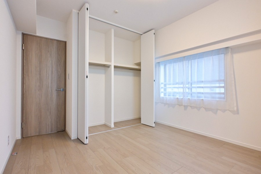 洋室1には間口の広いクローゼットがあるので、お手持ちの衣服などをたっぷり収納できそうです。居住空間は広くお使いいただけます。