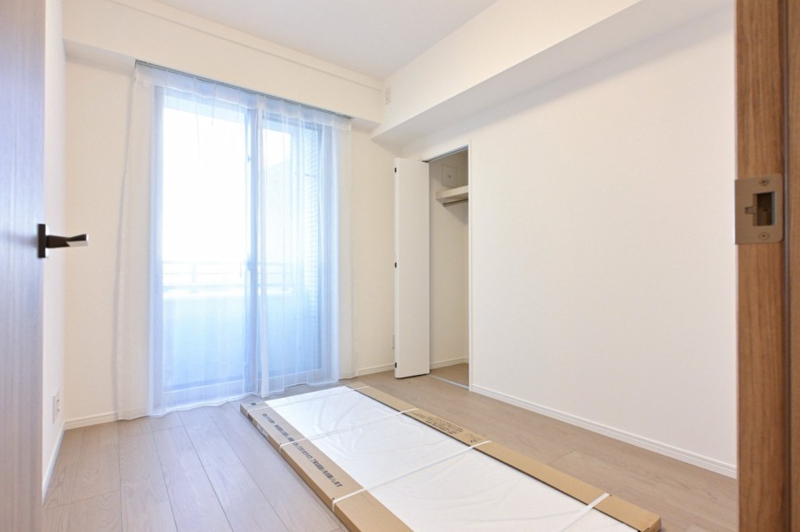 温かな光が入りこむ洋室2です。凹凸の少ない空間なので家具の配置しやすさは◎。素朴さと、どんなインテリアも受け止める柔軟性が魅力です。