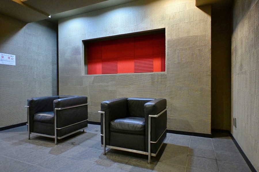 モダンで清潔感が溢れるエントランスロビーです。お手入れが行き届いた綺麗な共用部から管理体制の良さが伺えます。