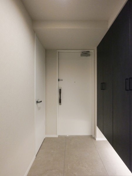 フットライトからのびる光が足元を優しく包み込む気品溢れる玄関です。天井までの高さがあるシューズボックスを備え付けたので、玄関をすっきり綺麗に保てます。