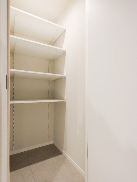 玄関からアクセスできるシューズインクローゼットです。可動棚付きでシューズはもちろん、雨具やお子様の外用おもちゃなども収納可能です。