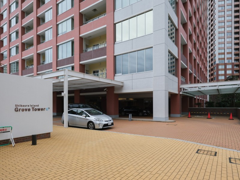 上質な居住空間へやさしく誘うエントランスです。奥行きがあるエントランスは住まう人々のプライバシーを確保しています。