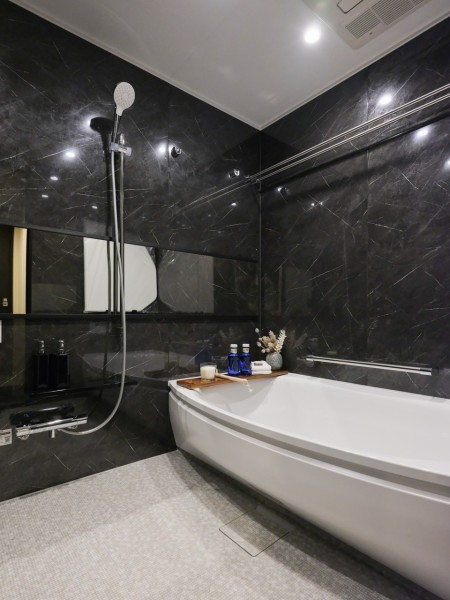 ワイドミラーによって実際より広く感じられるくつろぎの空間です。毎日のバスタイムを贅沢に、豊かにしてくれるバスルームです。