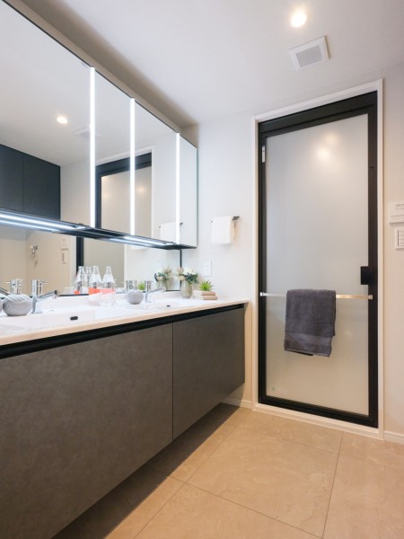 使うたびに心に気品とゆとりを与えてくれるホテルライクな洗面化粧台です。豊かな洗面空間での暮らしを、毎日お楽しみいただけます。