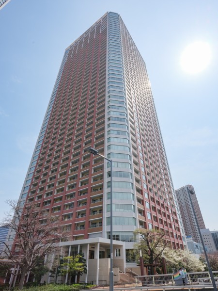 充実の共用施設・上質なサービスを備えた総戸数833戸・49階建の高級タワーマンションです。都心の利便性と水辺の潤いを兼ね備えた立地です。