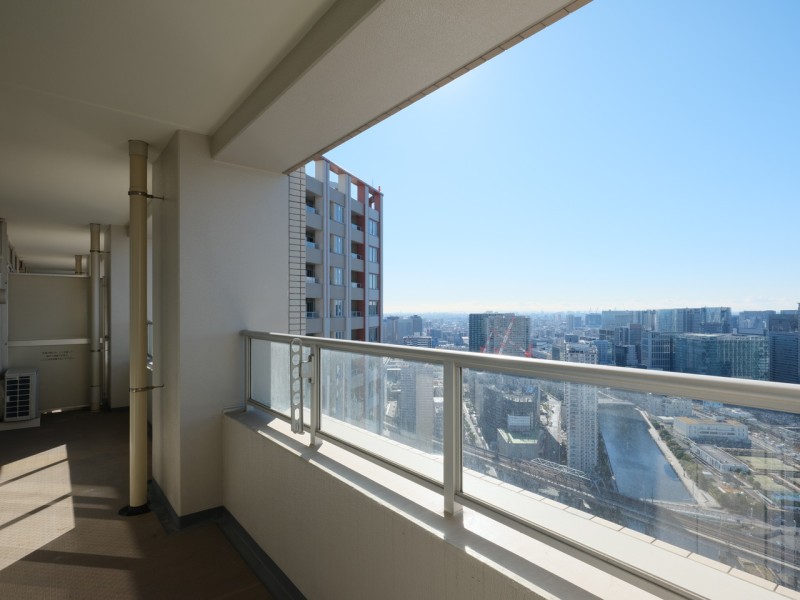 バルコニーは心地よい風を感じるリフレッシュスペースです。リビングや居室に穏やかな採光を届けます。