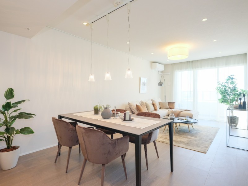 約19.9帖のリビングダイニングキッチンは、大きな窓からたっぷりの光が差し込み、明るく開放的なお部屋です。住まう方の暮らしやすさと心地よさを追求し、上質な住空間が暮らしに余裕をもたらしてくれます。