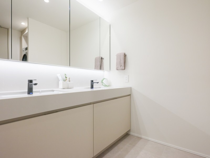 洗面化粧台にはまるでホテルのようなダブルボウルデザインを採用しました。入浴後の豊かな時間を演出し、心からくつろげるプライベートな洗面空間です。