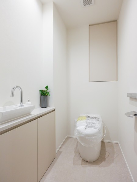 レストルームにはスマートなタンクレストイレ、手洗い場を備え付けました。毎日使う場所だからこそ、清潔感と使いやすさを考慮した空間です