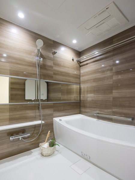 心と身体を癒すバスルームです。光沢感のある木目調のパネルが、より一層くつろぎと高級感を演出します。換気・乾燥・暖房・涼風機能付きです。