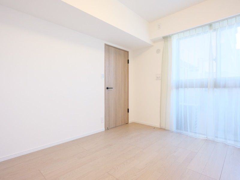 リビングに隣接していながらプライベート性の高い時間を過ごせる洋室2です。間口の広いクローゼットを備え付けています。