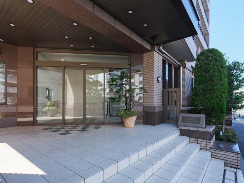 モダンで清潔感が溢れるエントランスです。お手入れが行き届いた綺麗な共用部が、安らぎに満ちた暮らしへ誘います。