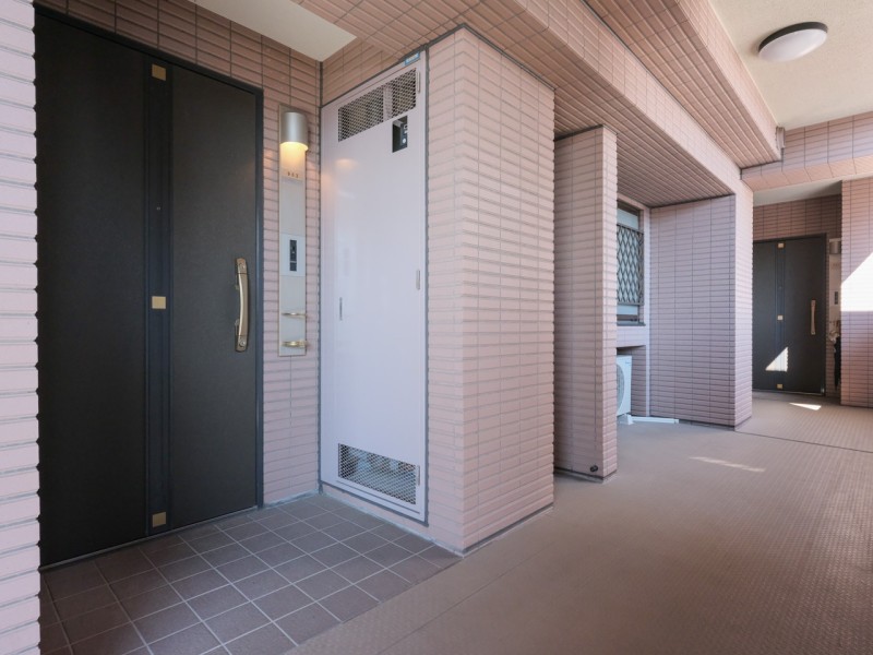 日勤の管理人さんによって整えられた玄関前です。清掃が行き届いた様子から管理体制の良さが伺えます。