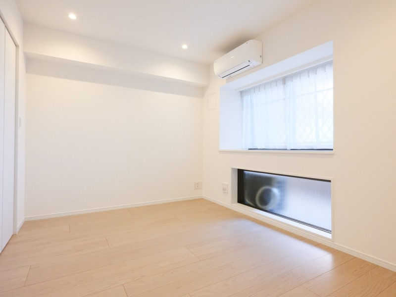 洋室1はリビングから一番遠く、プライベート性が高いお部屋です。窓際にカウンターがあり、穏やかな自然光で明るく、のびのびとお過ごしいただけます。