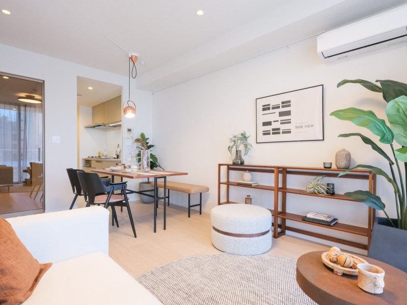 木のぬくもりを感じるフローリングやホワイト基調を採用し、ナチュラルで温かみのある内装に仕上げました。床暖房を敷設し、一年を通して足元まで快適な温度を保ちながらお過ごしいただけます。