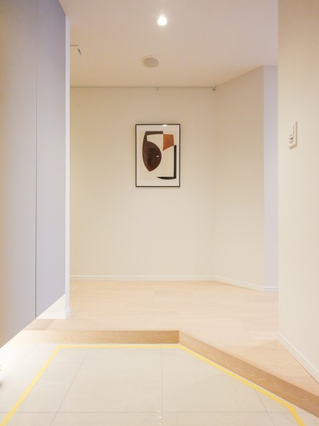 住まいの顔となる玄関はゆとりがあり、気品溢れるホワイト基調の空間です。入って正面にはアートを飾れるピクチャーレールを構え、お好みの空間演出も可能です。