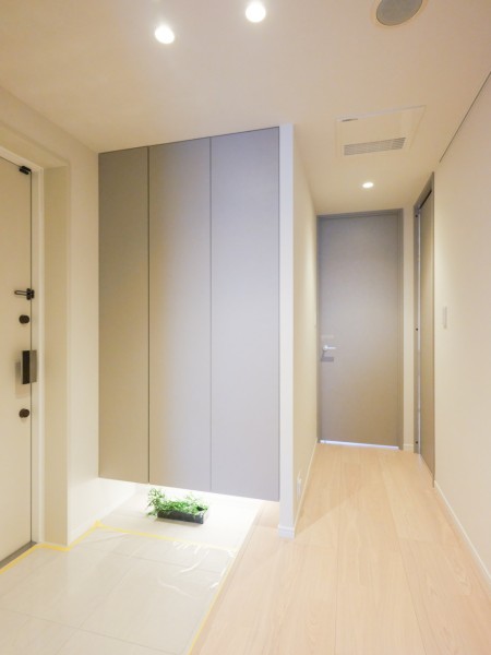 大容量のシューズボックスに加えて人感センサー照明を設置するなど、使い勝手にもこだわった空間です。