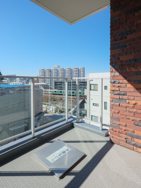 リビングに面したバルコニーです。日々の暮らしに大切な温かな光と心地よい風が感じられる、リフレッシュにぴったりな空間です。