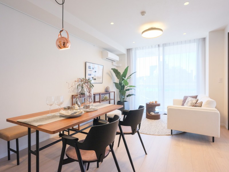 リビングには南西向きの窓から心地よい陽光が降り注ぎ、穏やかな時間が流れます。家族団欒のひとときを大切に過ごせる、心安らぐ住空間です。