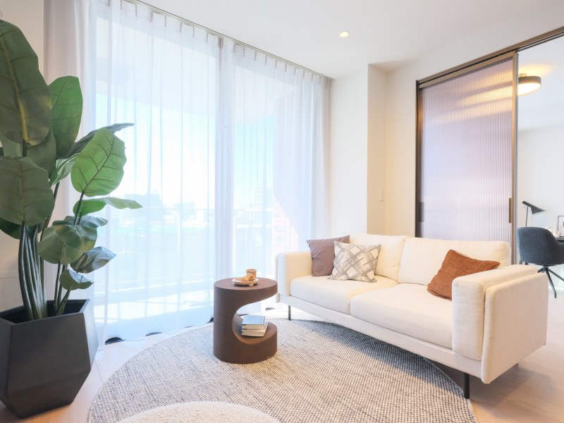 都会の喧騒を忘れさせ、おうち時間を快適に伸びやかに感じさせる上質な住まい。お休みの日には窓際で陽光を感じながらのチルタイムを満喫するのもいいですね。