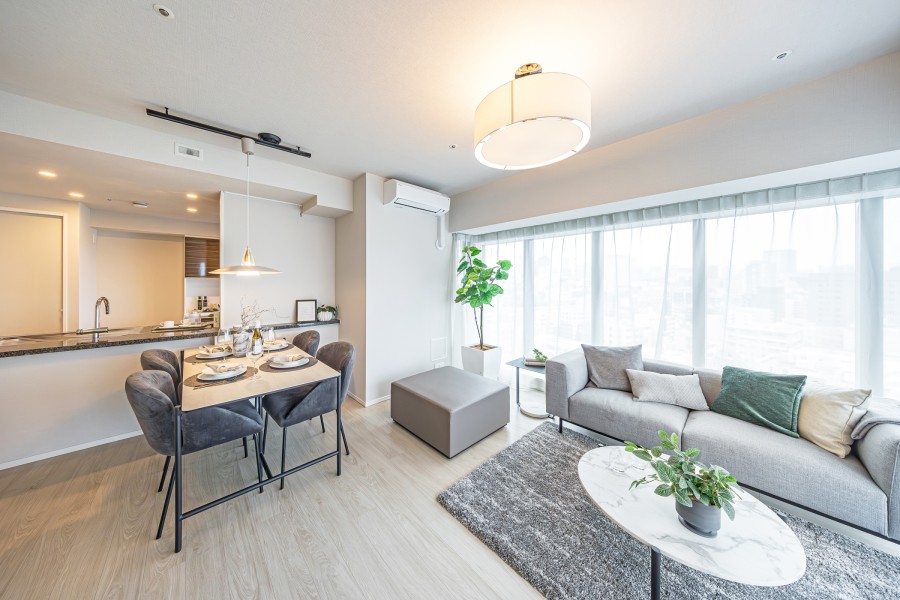 床暖房が敷設され、大切なペットも一緒に、ご家族みなさんが一年中快適にお過ごしいただけます。角部屋ならではの眩い光を放つ羨望のリビングで、開放感をお楽しみいただけます。