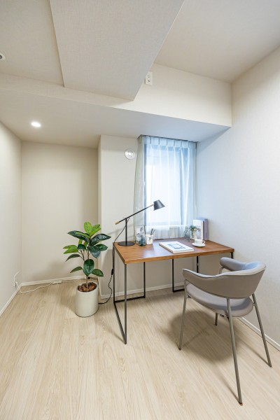 洋室2はリビングから一番遠く、プライベート性が高いお部屋です。勉強や読書など落ち着いて作業したいときのワークスペースにぴったりです。