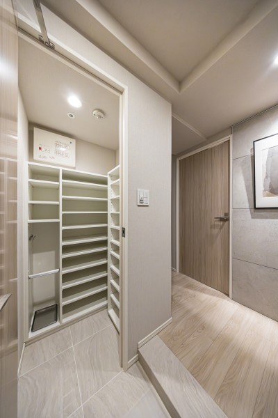 明るくゆとりあるシューズインクローゼット付きの玄関です。防災バッグや日用品のストックなど、たっぷり収納いただけます。