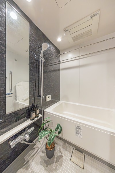 ミストサウナ付き、ゆったりとしたバスタブで毎日のお風呂時間を心ゆくまで楽しめます。暖房・涼風・換気・乾燥機能付きで1年中快適なバスタイムをお楽しみいただけます。