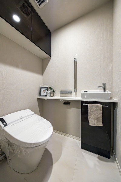 レストルームはタンクレストイレやスティックリモコンでスタイリッシュな空間に仕上がりました。上品さが宿る安らぎのスペースです。