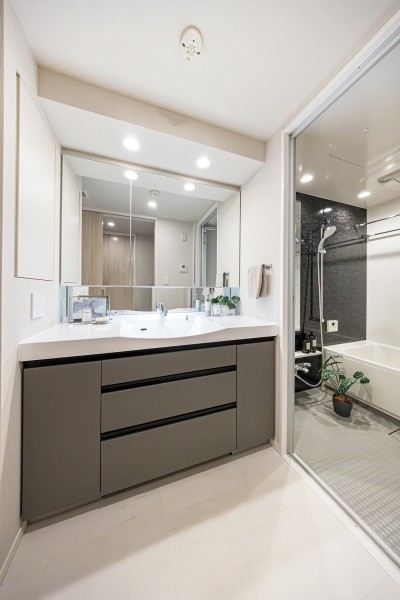 使うたびに心に気品とゆとりを与えてくれるホテルライクな洗面化粧台です。豊かな洗面空間での暮らしを、毎日お楽しみいただけます。