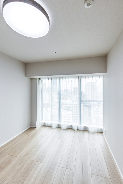 洋室1には頼もしい収納力を持つウォークインクローゼットを備え付けました。居室部分を広々とお使いいただけます。