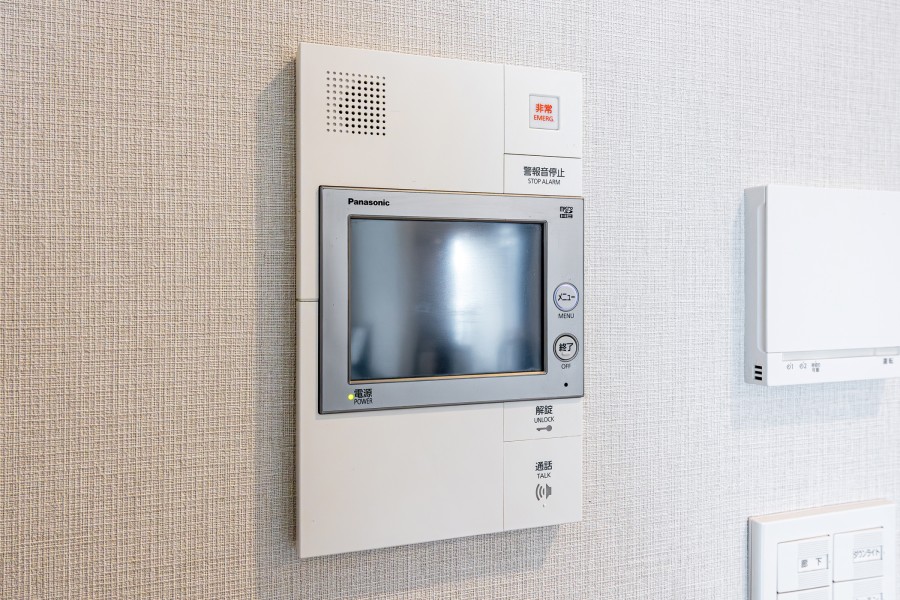 ◆TVモニター付インターホン◆訪ねてきた相手をモニター越しに確認でき、防犯対策に役立ちます。インターホン越しに話をすることが可能です。