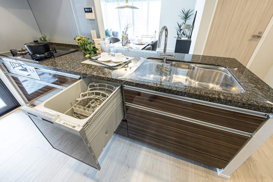 ◆食器洗浄乾燥機◆家事の時間を短縮できる優れもの。さらに節水・節約を同時に行うことができるので、大変人気があり重宝します。