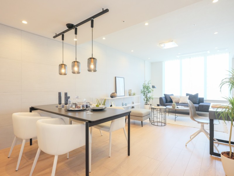 家族団欒のひとときもおひとりの時間をも大切に過ごせる住まいです。リビングには床暖房を敷設しており、通年快適な温度を保ちながらお過ごしいただけます。