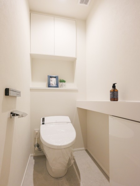 洗練された住まいにふさわしいスマートなデザイン性も備えたレストルームです。手洗いカウンターやスティックリモコンなど、機能性にもこだわった空間です。