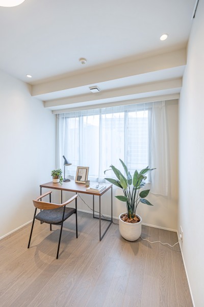 約8.0帖の広さで主寝室にぴったりな洋室1です。時代や流行を問わず長く着られる衣服のように、心地よさを感じる住空間です。