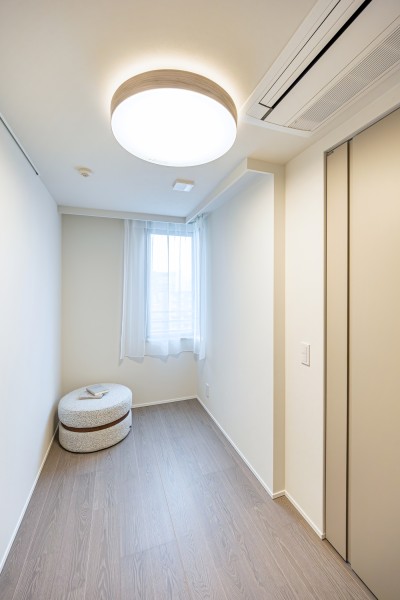 リビングに隣接した洋室2です。普段は引き戸を開放し拡張リビングとして使ったり、来客時は引き戸を締めてプライベート空間を隠したり、フレキシブルにお使いいただけます。