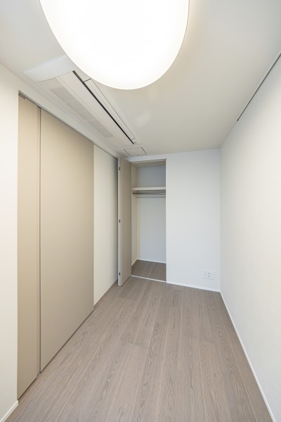 洋室２には衣類の収納に便利なクローゼットを備え付けました。天カセエアコンもあるので、空間を広々と演出します。