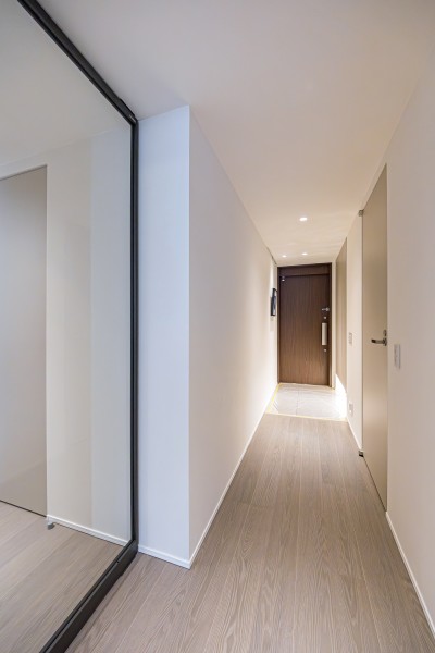 ダイニングからの光を取り込んだ明るい廊下部分です。大切なご家族の「ただいま」「おかえり」が行き交う心温まる空間です。