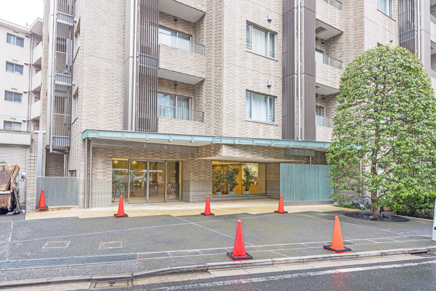 明るく開放的なエントランスです。モダンで清潔感漂う共用部が、明日への活力を与えてくれるマンションです。