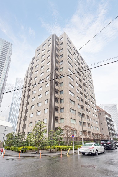 羨望の地『港区赤坂６丁目』に佇むマンションです。３路線３駅利用ができる利便性の高い立地で都会の生活をお楽しみいただけます。