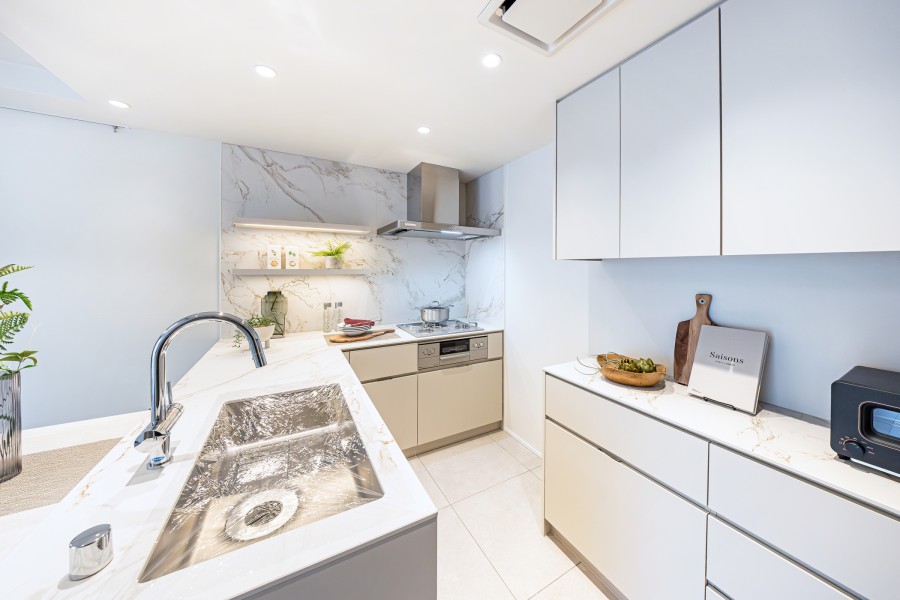 キッチン背面には収納豊富でカウンタースペースも広いカップボードがあります。快適な家事動線が確保されたオープンキッチンです。