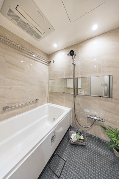 ゆったりとしたバスルームが1日の疲れをしっかり癒してくれます。暖房・涼風・換気・乾燥機能付きで1年中快適なバスタイムをお楽しみいただけます。