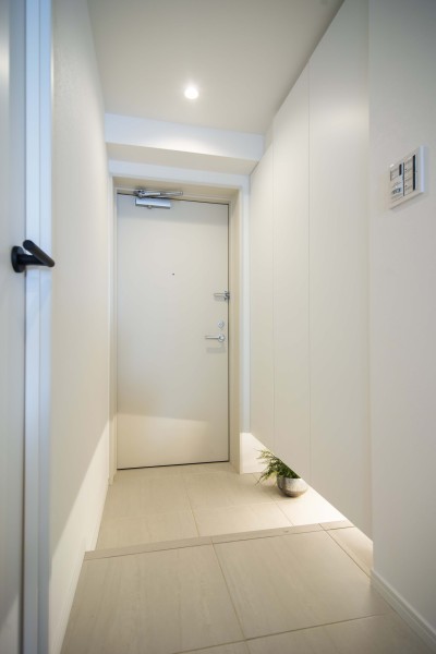 玄関には人感センサー付きライトを設置したので、暗い時間帯のご帰宅や両手が塞がっているときも快適です。