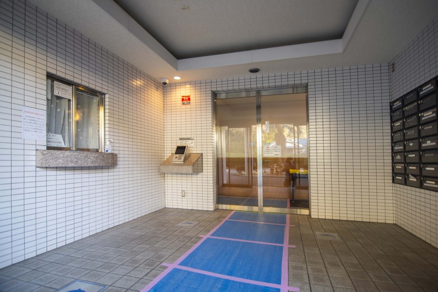 スタイリッシュに加え質感があり機能的でもあるエントランスは邸宅へ導くアプローチが気分を高めてくれます。オートロック付きなのでセキュリティ面も安心ですね。