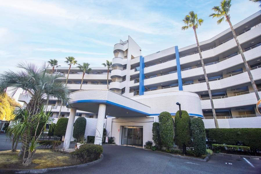 白いタイルを基調とした中に青いアクセントのある海を彷彿させるホテルライクな外観です。