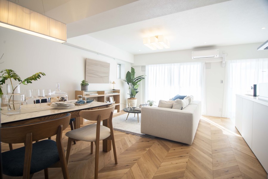 .心がほっとする陽光が注がれるリビングダイニングは、開放感と安らぎを享受したのびやかな住空間です。お食事中も明るい日差しを感じながら過ごせそうです。