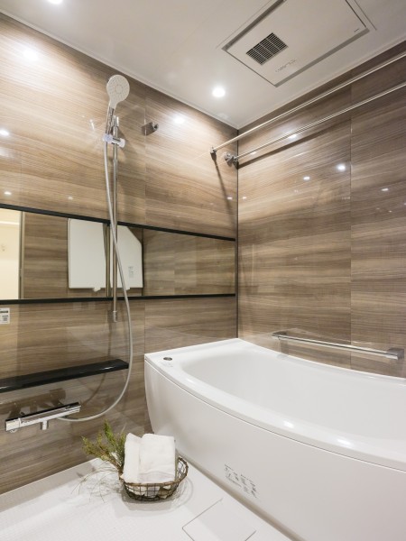 1日の疲れをしっかりと癒す広々バスルームです。ゆったりとしたバスタブで毎日のお風呂時間を心ゆくまでお楽しみいただけます。